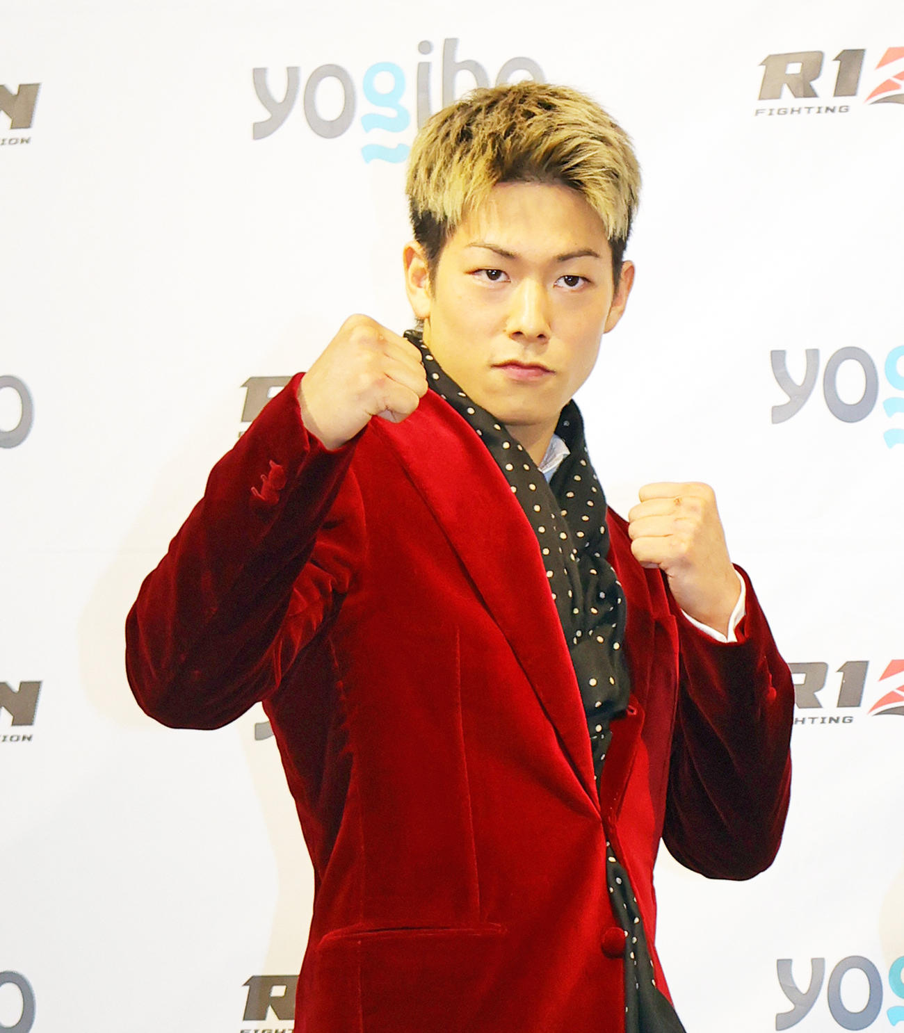 17日、父カズのえんじ色のスーツを着て会見に臨んだ三浦孝太