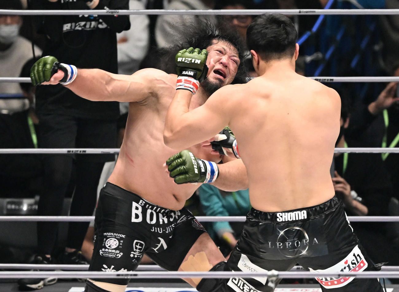 シビサイ（右）にパンチを見舞う関根（撮影・滝沢徹郎）