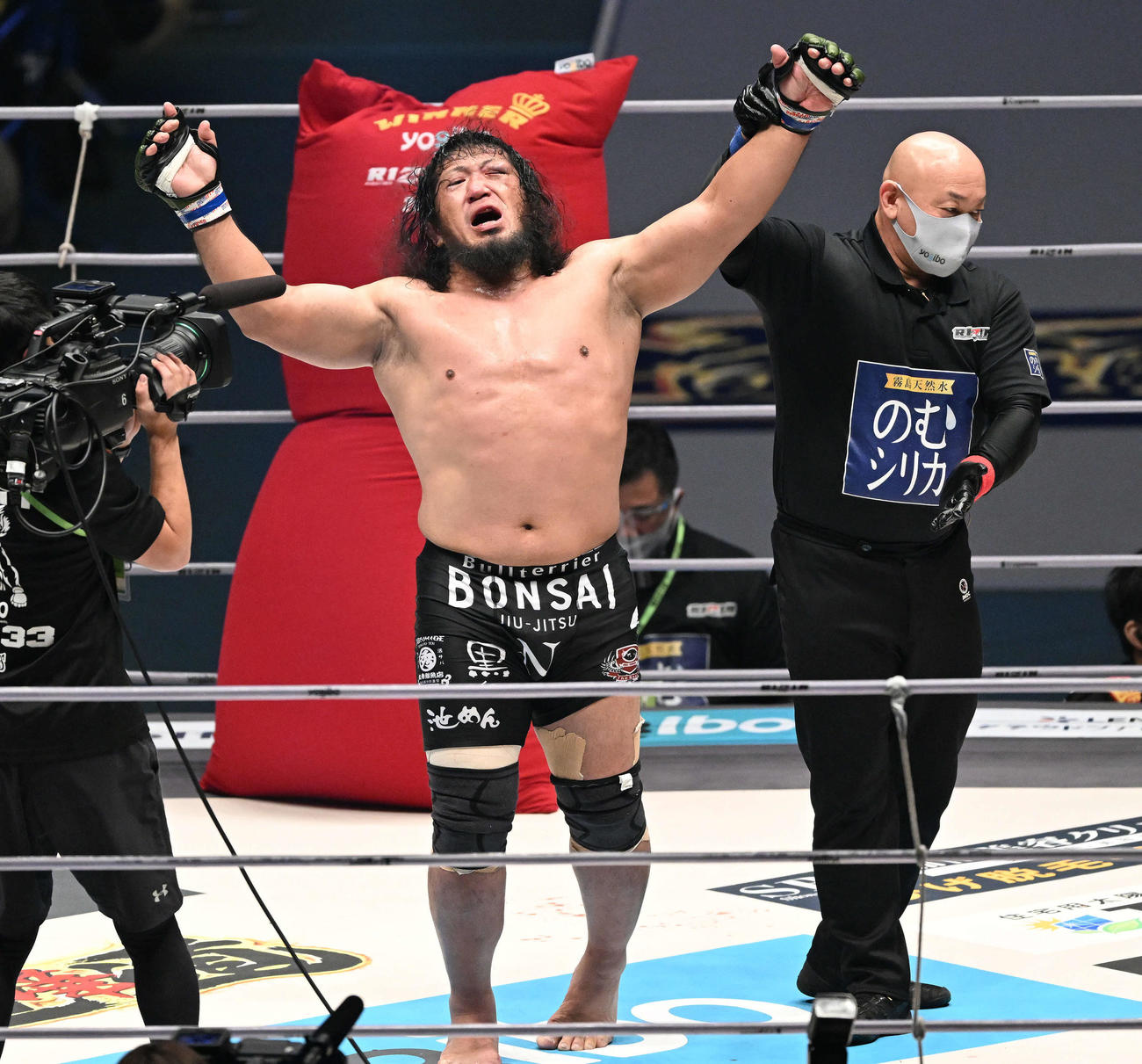 シビサイに勝利し勝ち名乗りを受ける関根（撮影・滝沢徹郎）
