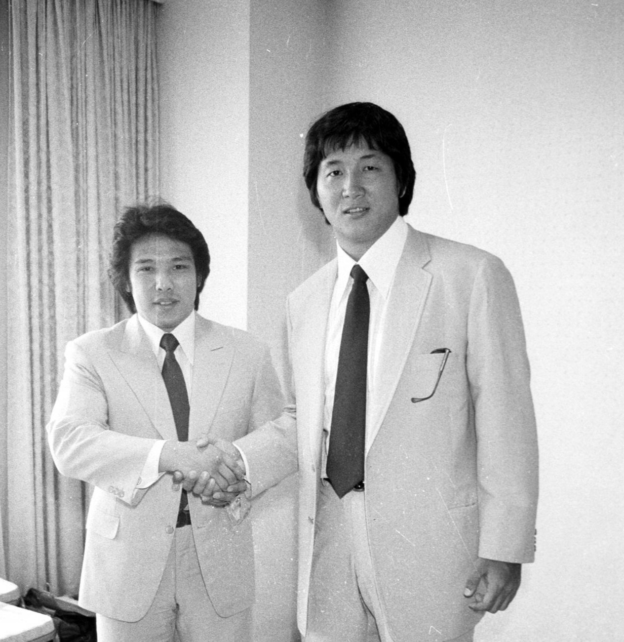 握手するUFWの佐山聡（左）と前田日明（1984年撮影）