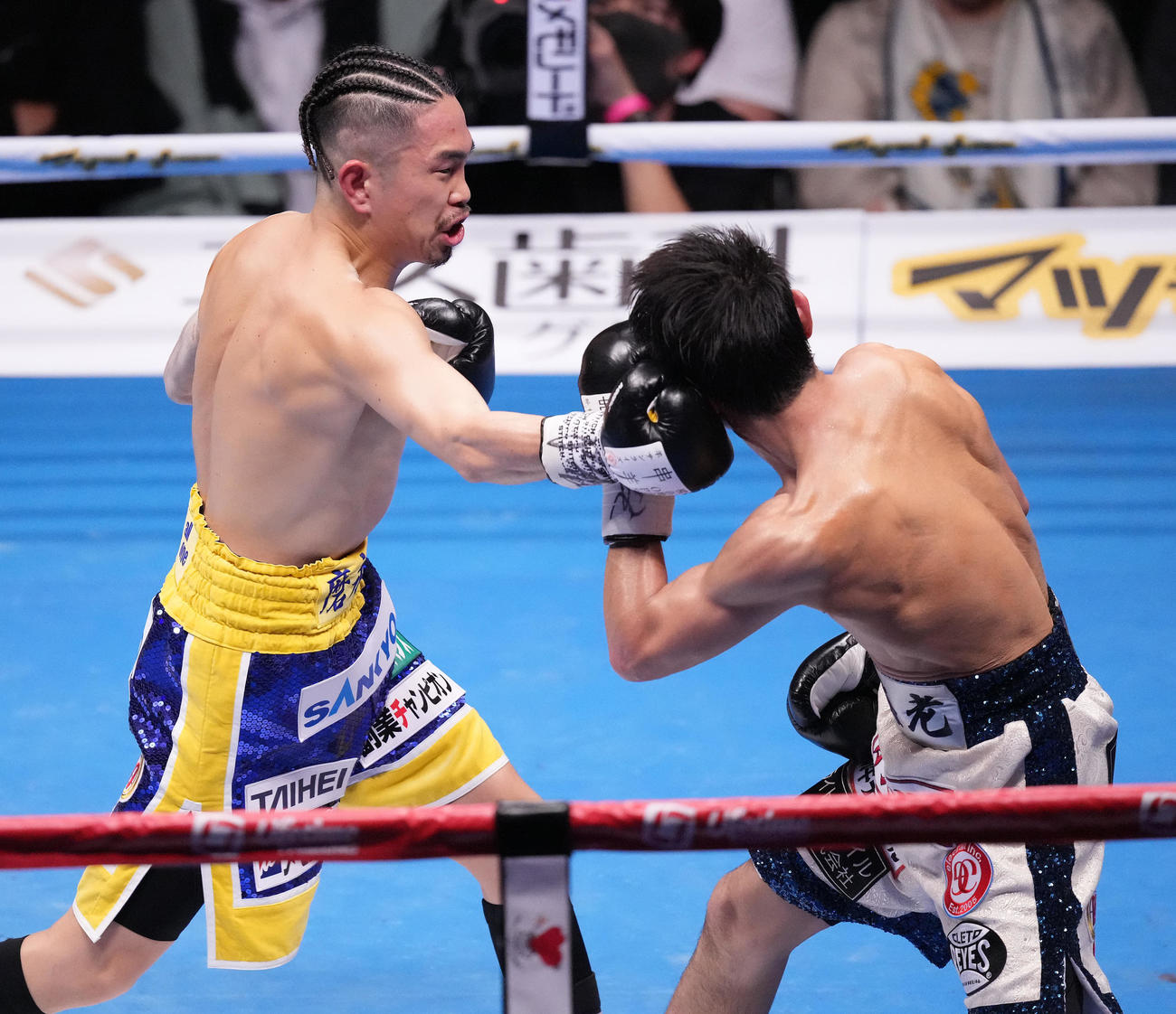 6回、福永（右）を攻める井岡（撮影・鈴木みどり）
