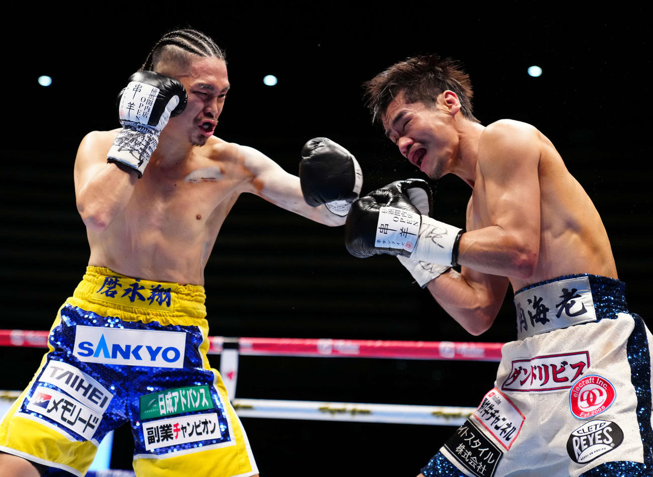 WBO世界スーパーフライ級タイトルマッチ　4回、福永（右）に左フックを見舞う井岡（代表撮影）