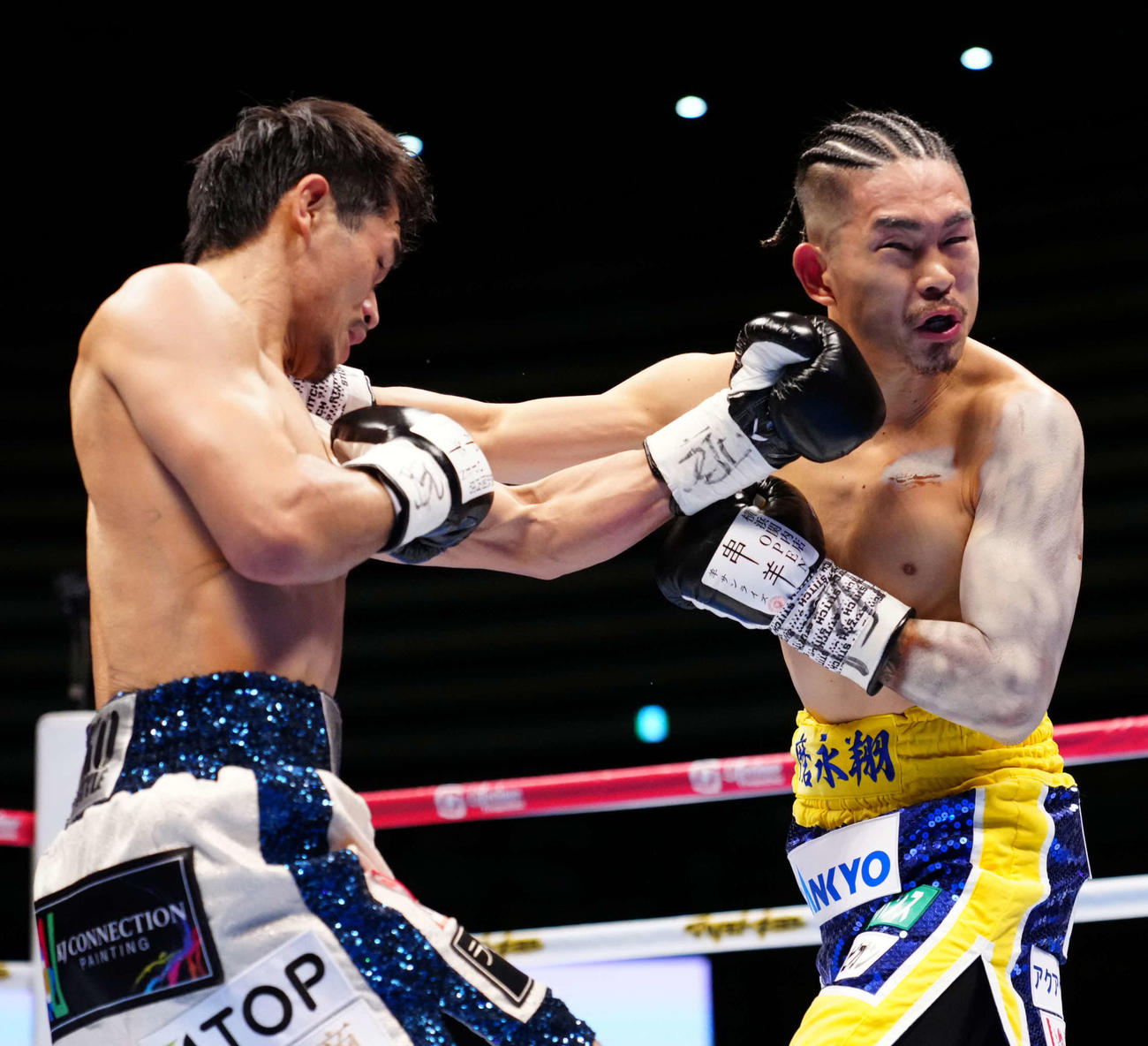 2回、福永（左）の左フックを浴びる井岡（代表撮影）