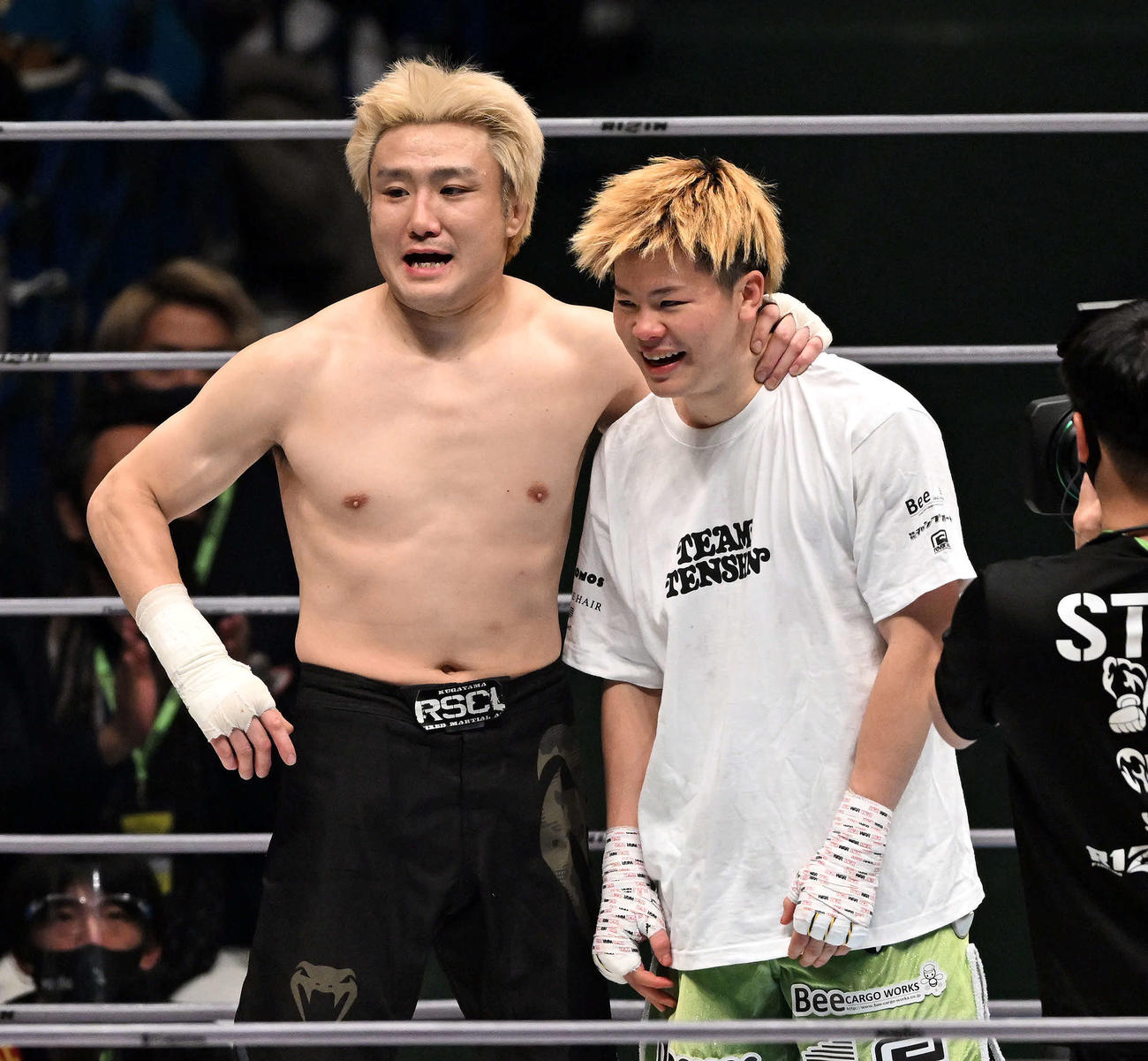 試合後、五味（左）は那須川の肩を抱く（撮影・滝沢徹郎）