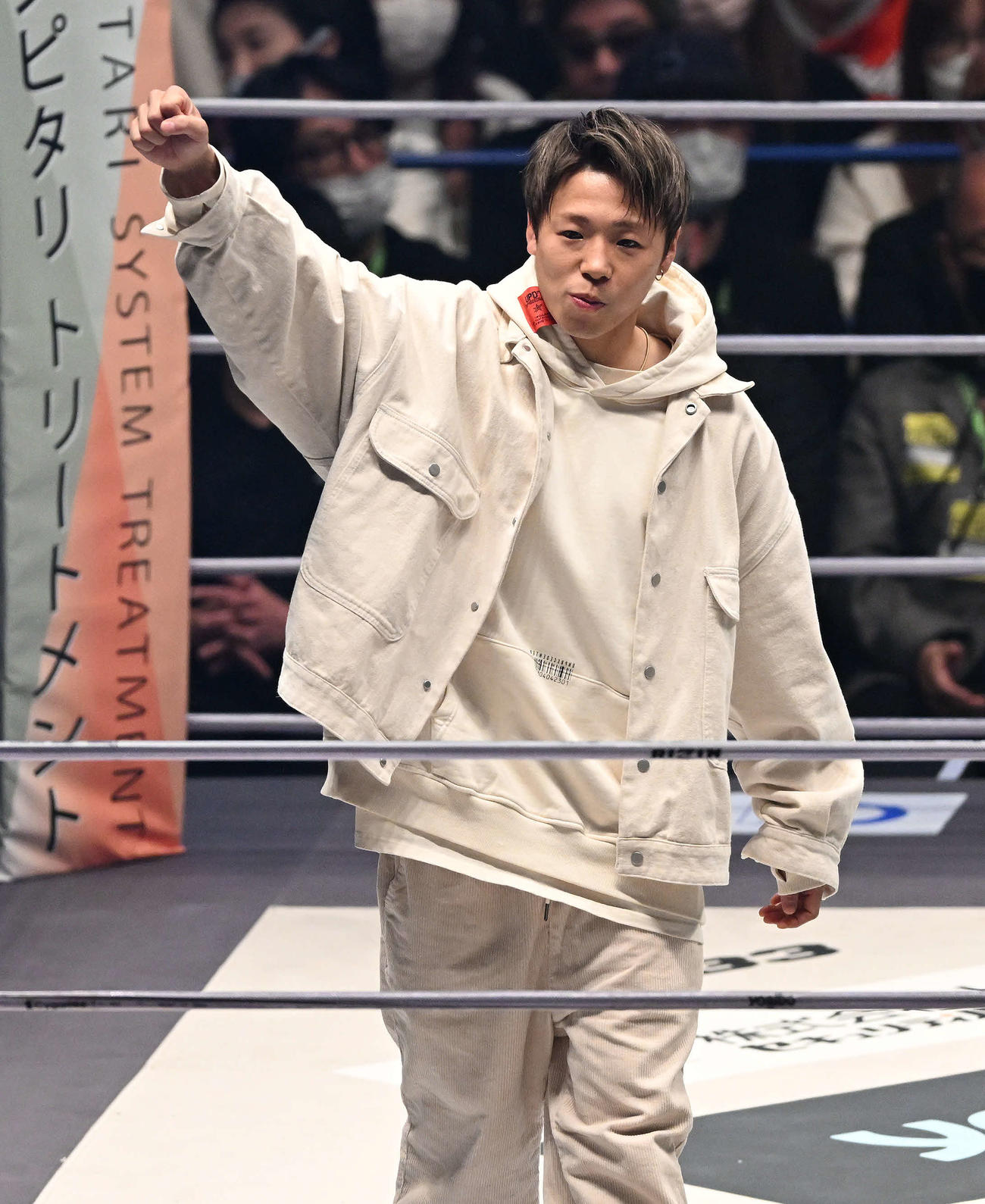 あいさつした武尊はガッツポーズする（撮影・滝沢徹郎）