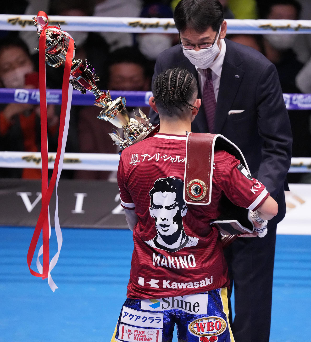 防衛に成功した井岡はサッカーJ1神戸へ移籍する槙野のユニホームを着る（撮影・鈴木みどり）