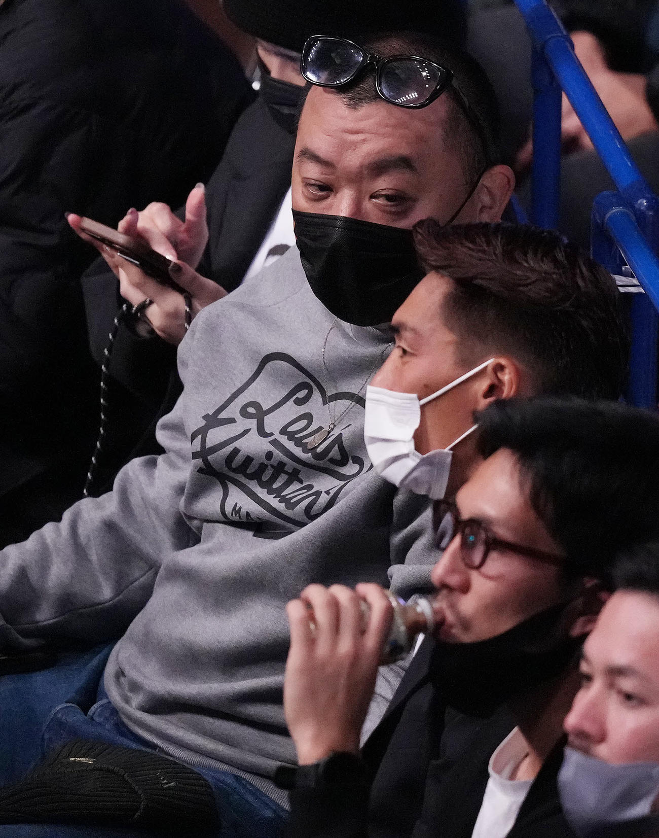 試合前談笑する神戸槙野とTKO木下隆行（左）（撮影・鈴木みどり）