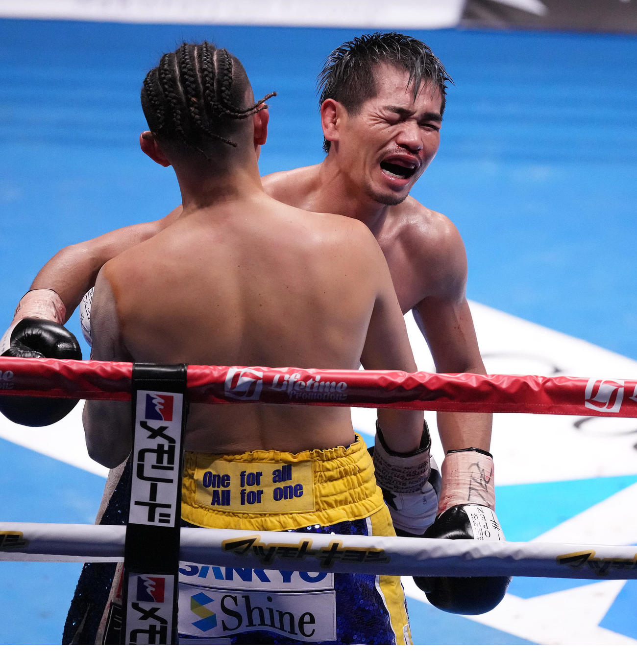 井岡（左）と健闘をたたえ合う福永（撮影・鈴木みどり）