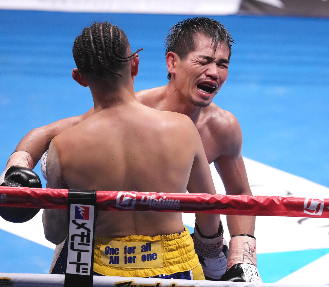 井岡（左）と健闘をたたえ合う福永（撮影・鈴木みどり）