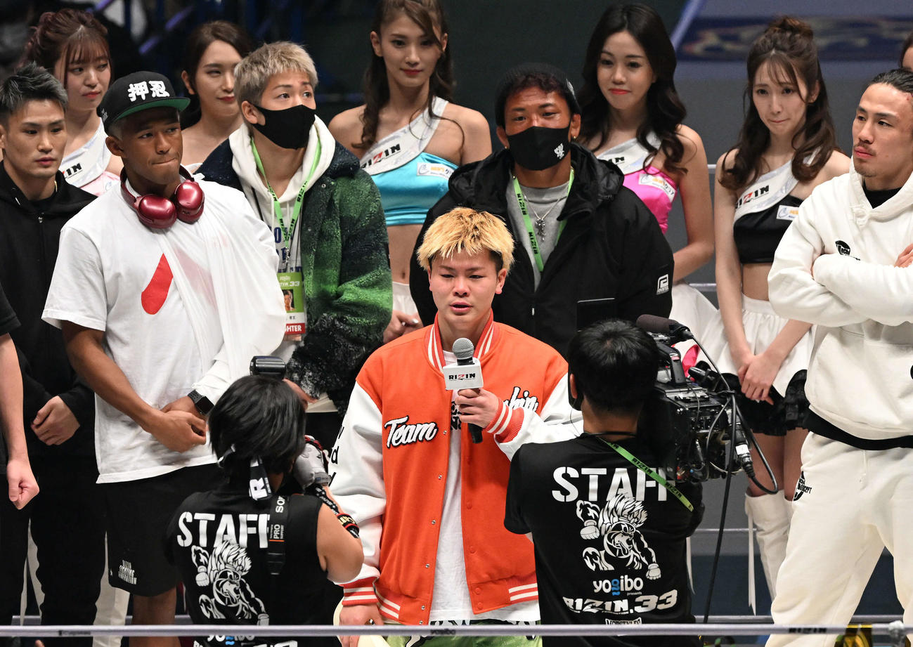 RIZINを卒業する那須川天心（手前）は涙ながらにあいさつする（撮影・滝沢徹郎）