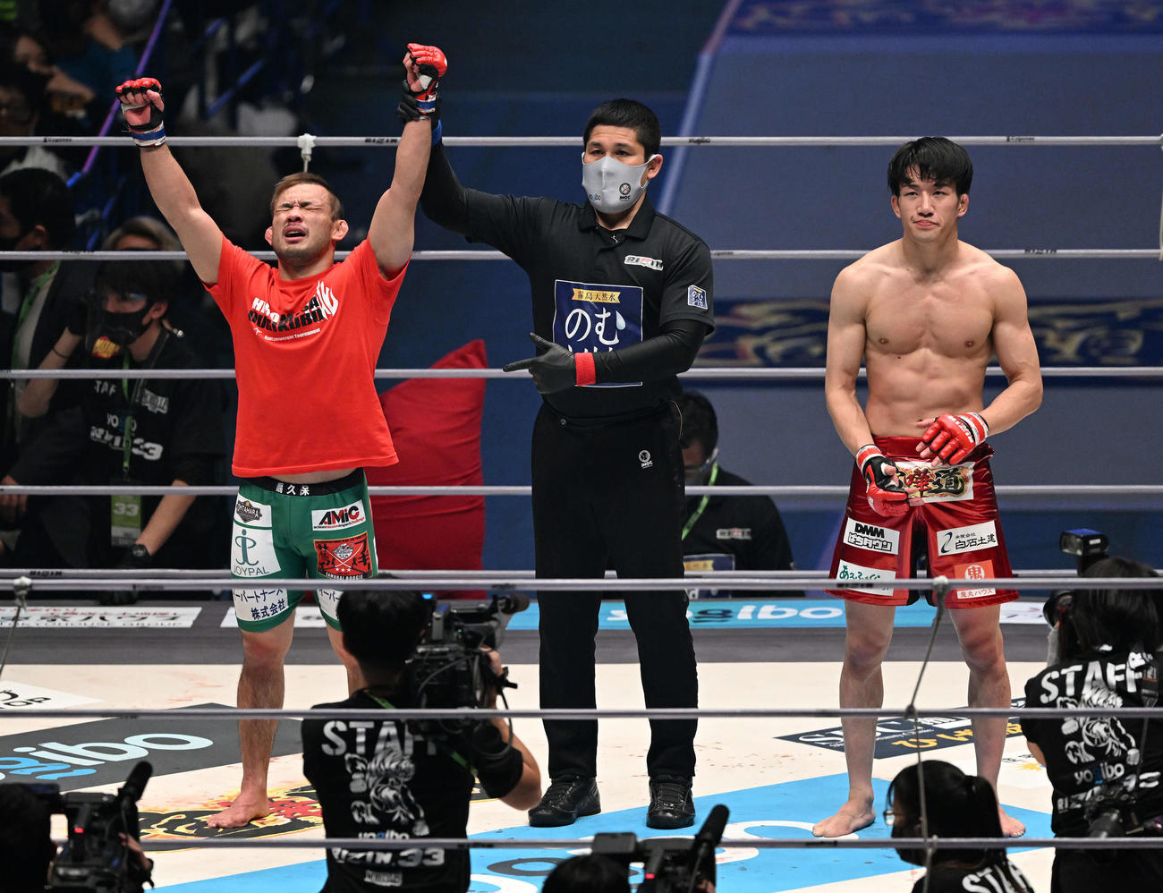 朝倉海（右）に勝利した扇久保（撮影・滝沢徹郎）