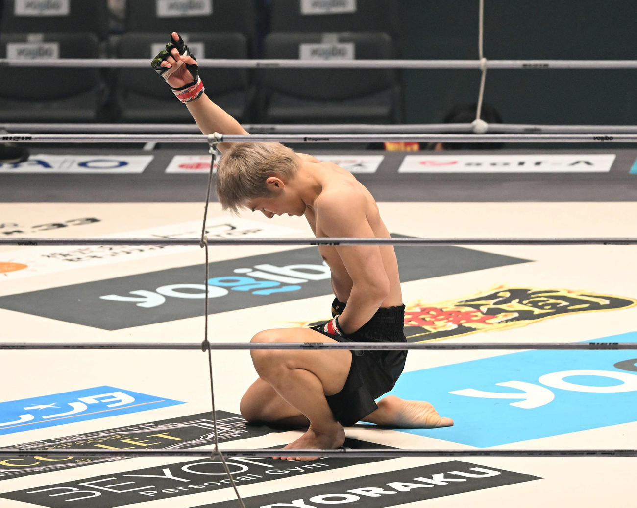 YUSHI（奥）に勝利しポーズを決める三浦（撮影・滝沢徹郎）