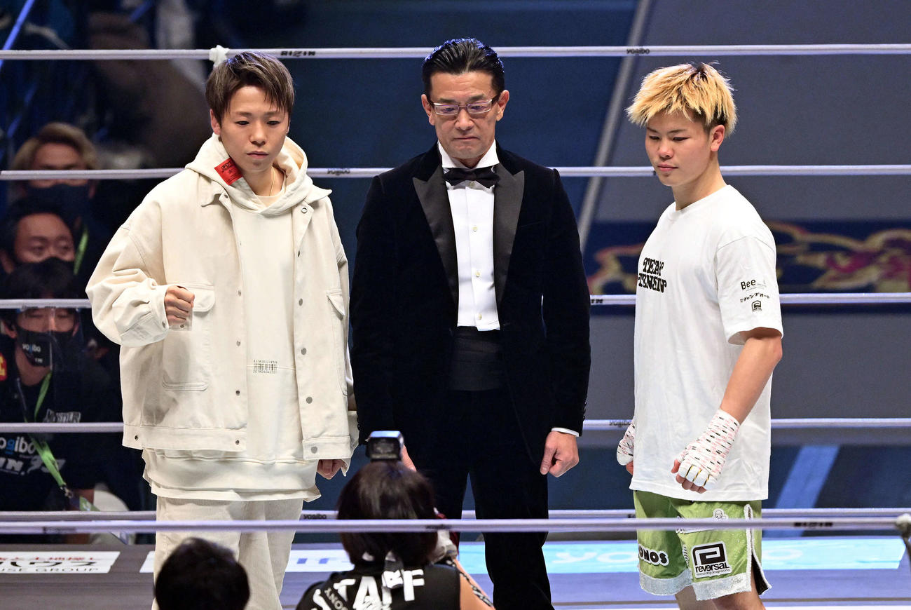 6月に対戦が決定した武尊（左）と那須川（右）は記念撮影する。中央は榊原CEO（撮影・滝沢徹郎）