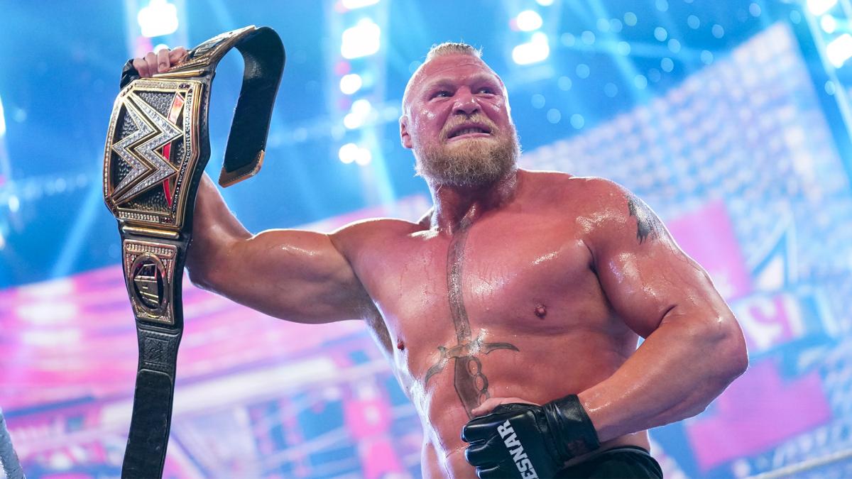 WWEヘビー級王座ベルトを掲げた新王者レスナー（C)2022 WWE, Inc. All Rights Reserved.