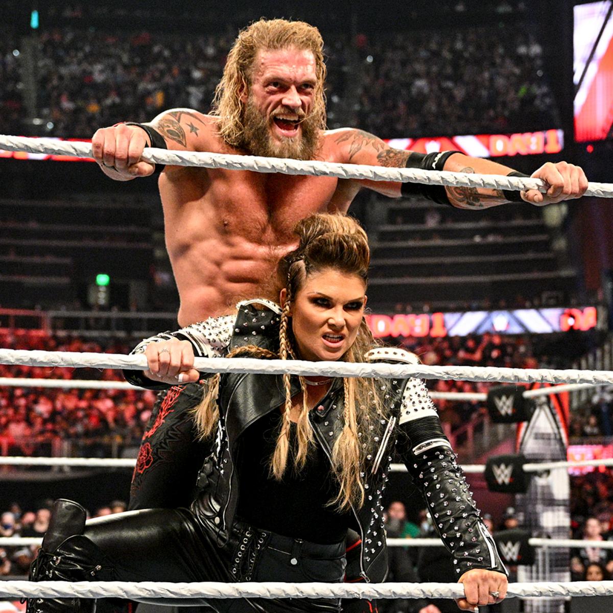 夫エッジ（上）のシングル戦勝利に導くアシストでリング復帰したベス・フェニックス（Ｃ）2022 WWE, Inc. All Rights Reserved.