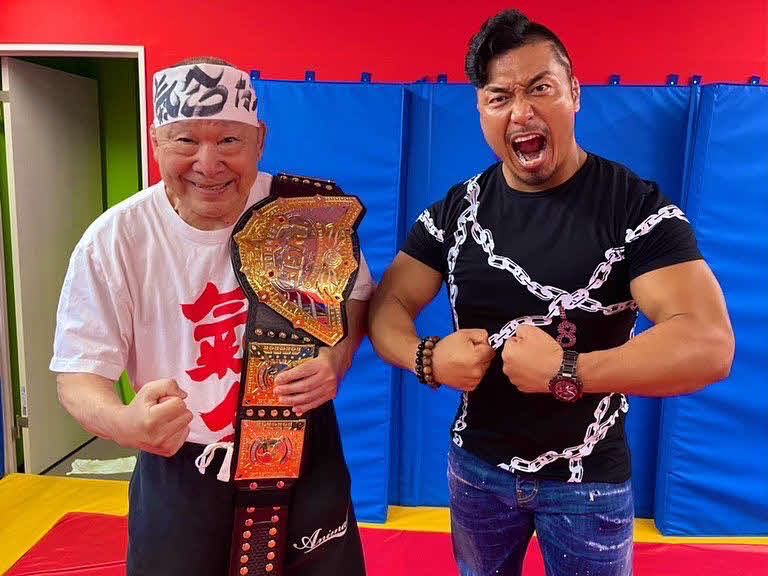 ポーズを取る鷹木信悟（右）とアニマル浜口（提供・新日本プロレス）
