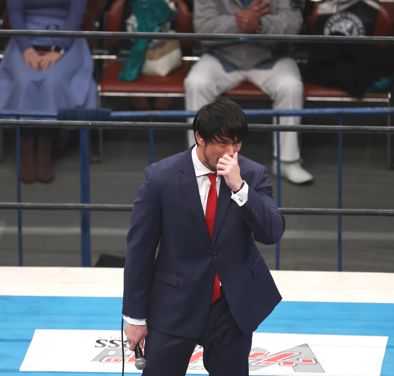 12月15日、両国大会でリングに上がった柴田勝頼はファンの拍手を受け感極まる