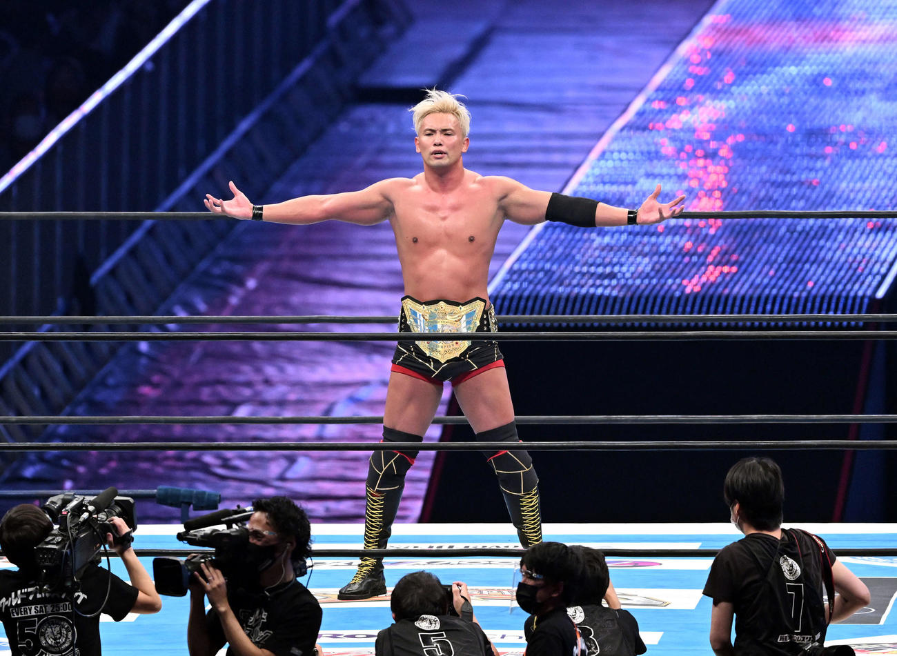 新王者となりベルトを巻きポーズを決めるオカダ・カズチカ（撮影・滝沢徹郎）