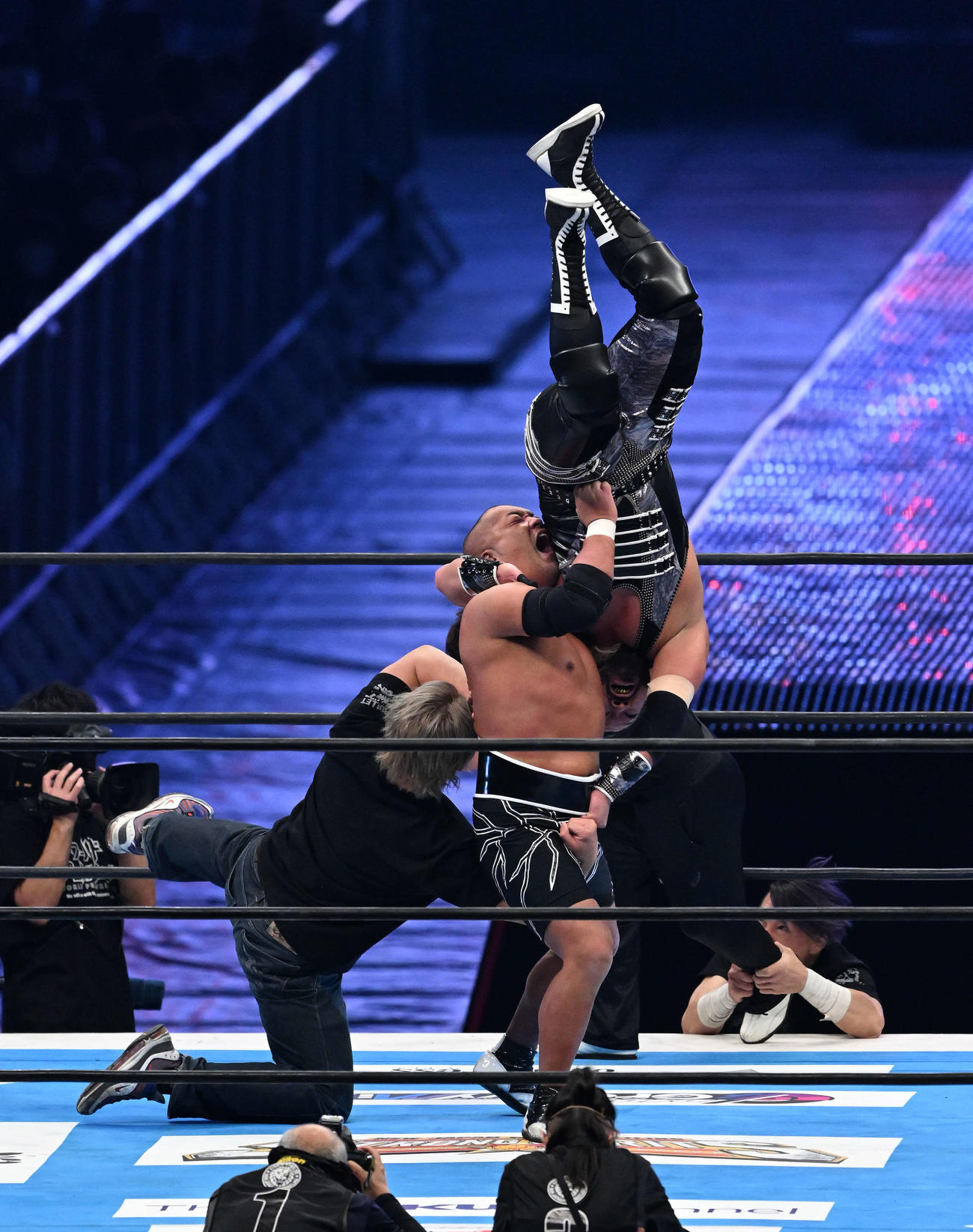 乱入した高橋（左）から急所攻撃を食らう石井（中央）。右はEVIL（撮影・滝沢徹郎）