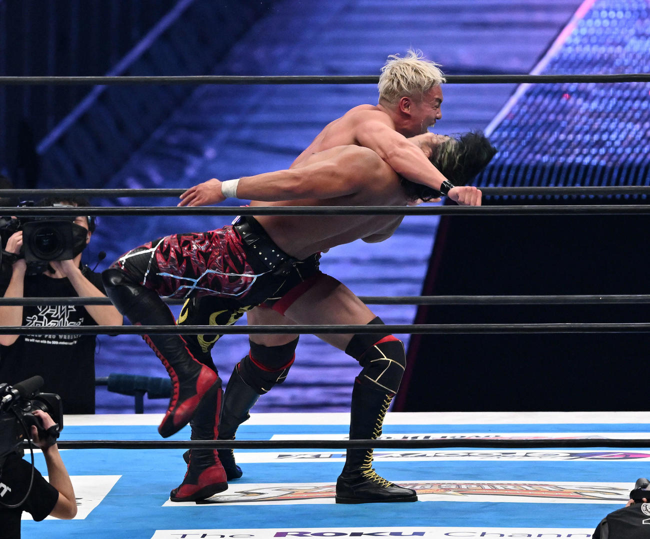鷹木（手前）にレインメーカーを決めるオカダ・カズチカ（撮影・滝沢徹郎）