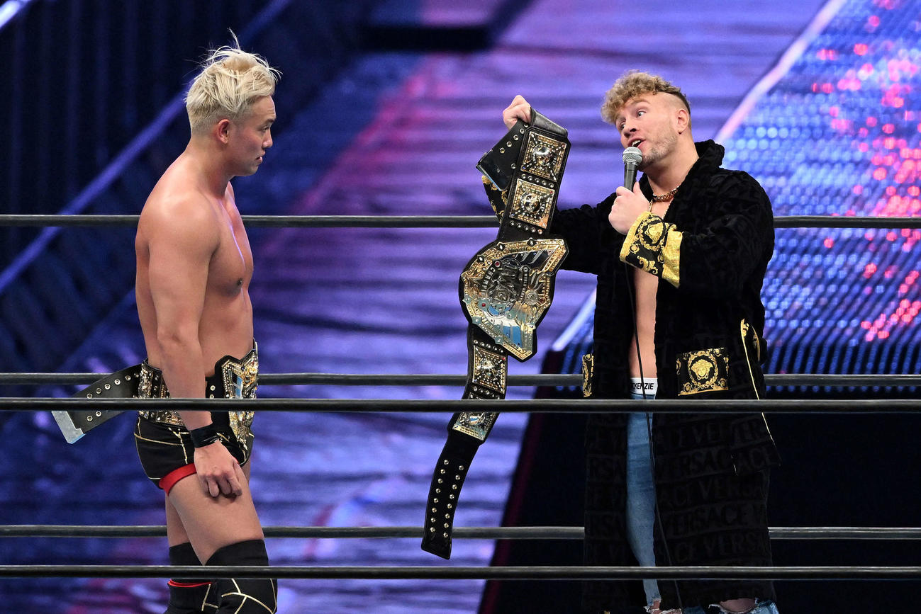 試合後、ウィル・オスプレイ（右）から挑発を受けるオカダ・カズチカ（撮影・滝沢徹郎）