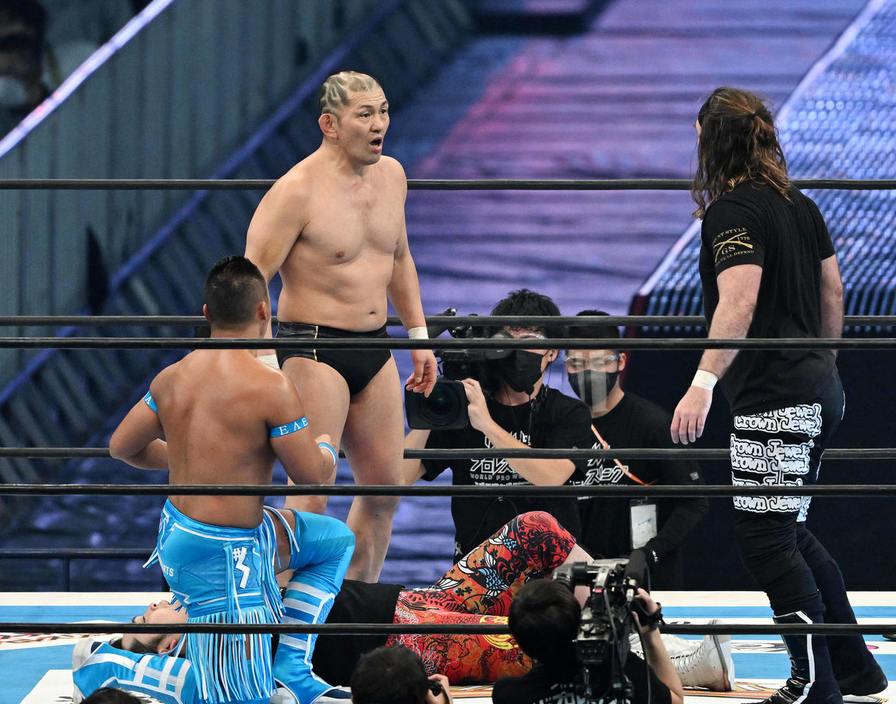 勝ち抜いた鈴木（奥）は矢野（下）を攻める。左はCIMA。右はチェーズ・オーエンズ（撮影・滝沢徹郎）