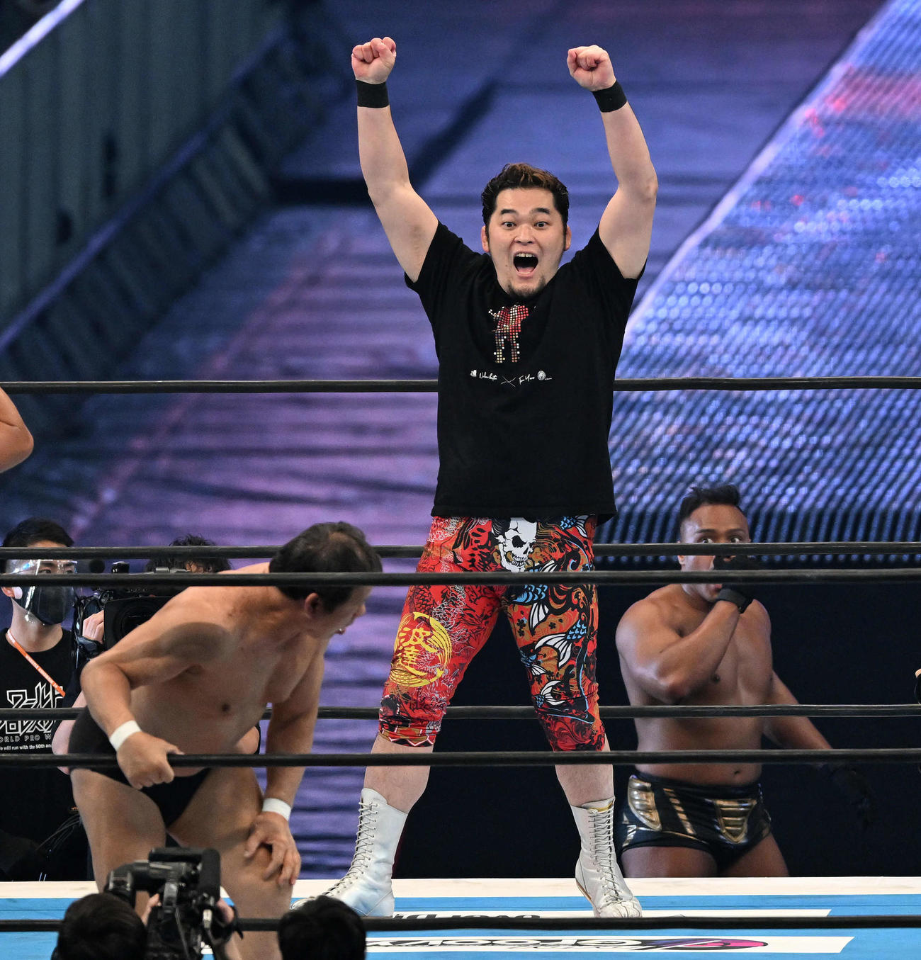 「KOPW 2022」進出権争奪ニュージャパンランボーで勝ち抜き喜ぶ矢野。手前は藤波（撮影・滝沢徹郎）