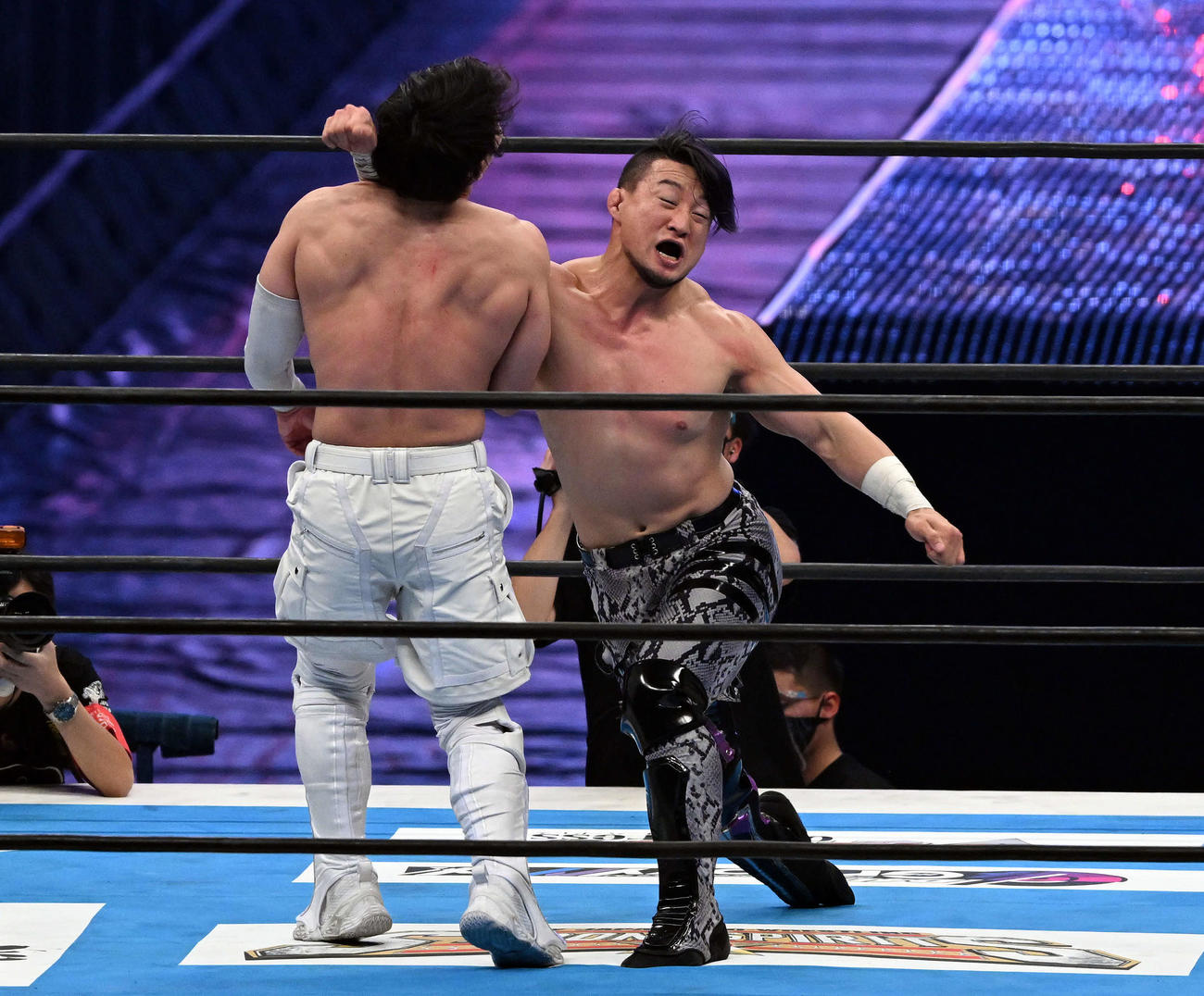YOH（左）にラリアットを見舞うSHO（撮影・滝沢徹郎）