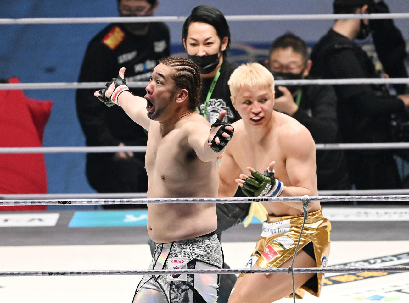 久保（奥右）に勝利し驚いた表情のシバター（2021年12月31日撮影）