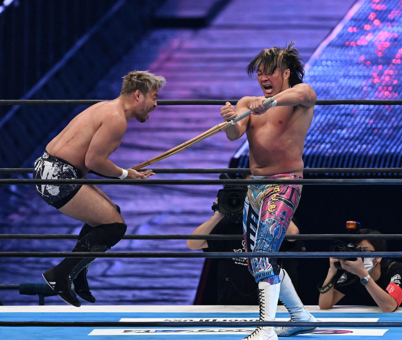 KENTA（左）から奪った竹刀で攻撃する棚橋（撮影・滝沢徹郎）