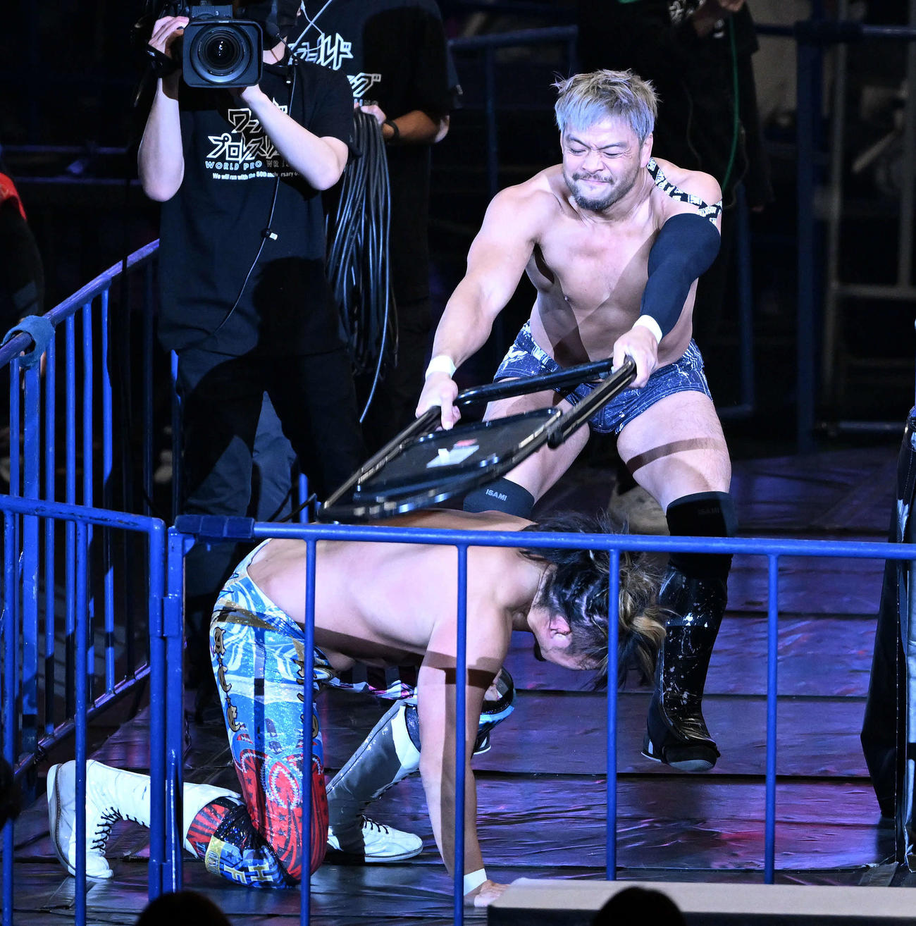 場外で棚橋（下）にパイプいすを使って攻撃するKENTA（撮影・滝沢徹郎）