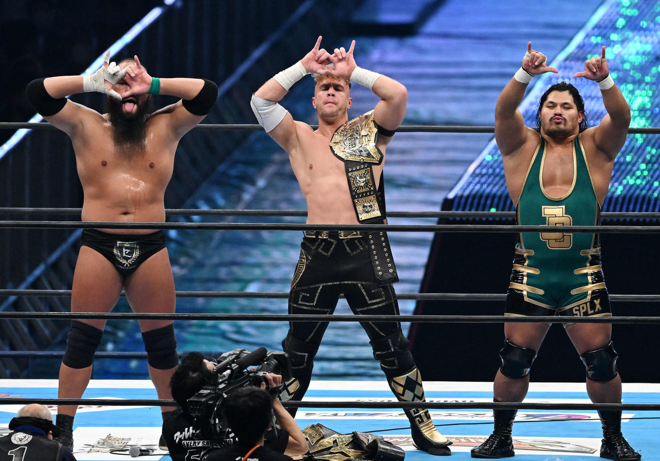 試合に勝利しポーズを決める、左からグレート－O－カーン、ウィル・オスプレイ、ジェフ・コブ（撮影・滝沢徹郎）