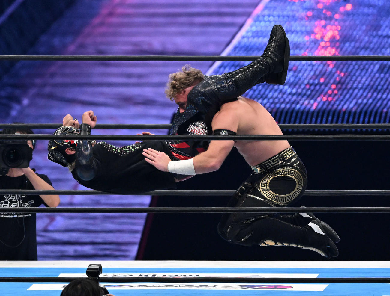 BUSHI（左）を攻めるウィル・オスプレイ（撮影・滝沢徹郎）