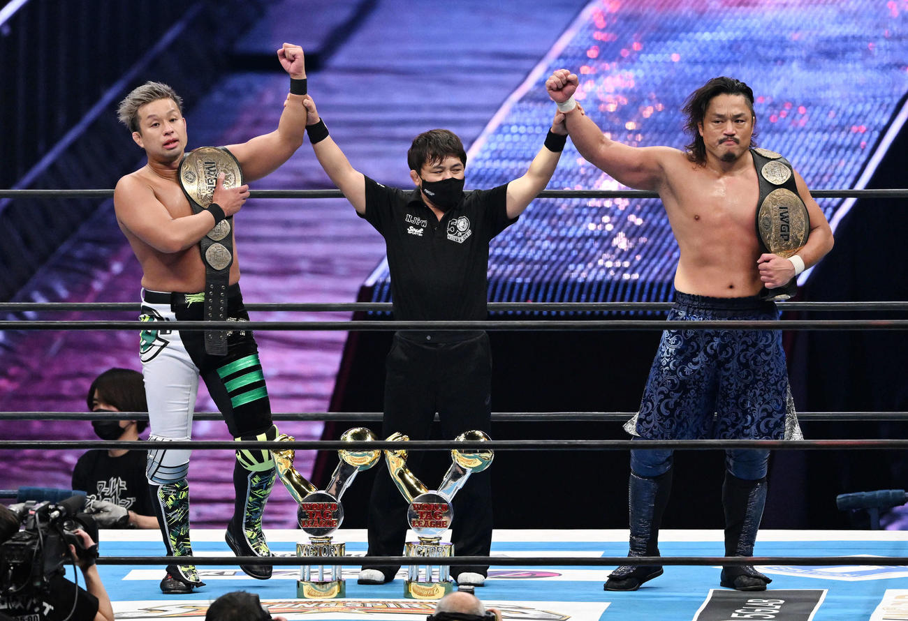 ベルトを肩に勝ち名乗りを受けるYOSHI－HASHI（左）と後藤（撮影・滝沢徹郎）