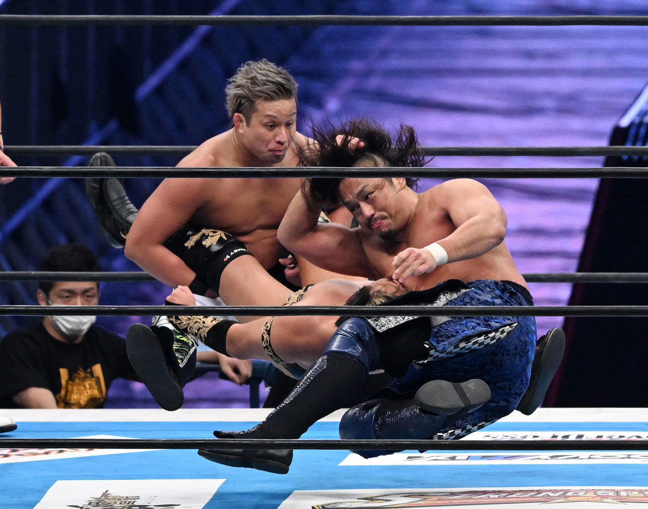 タイチ（中央）を攻める後藤（手前）とYOSHI－HASHI（撮影・滝沢徹郎）