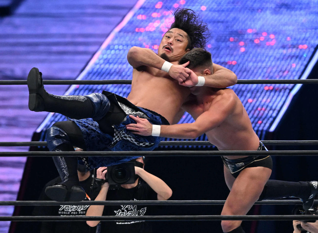 ザック・セイバーJr（右）を攻める後藤（撮影・滝沢徹郎）