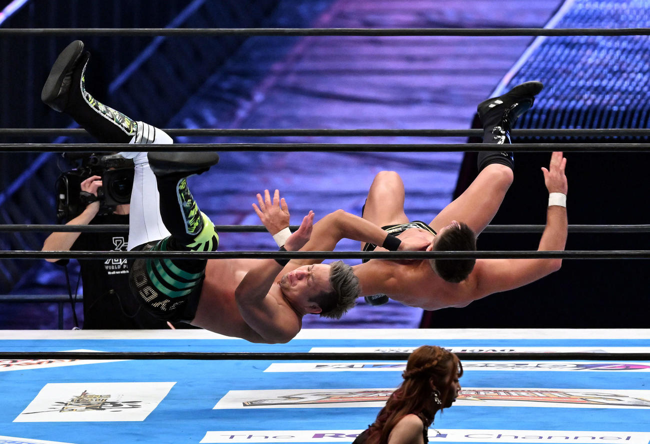 ザック・セイバーJr（右）を攻めるYOSHI－HASHI（撮影・滝沢徹郎）