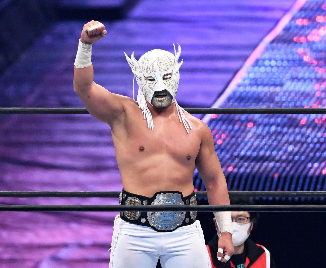 IWGPジュニアヘビー級王者の防衛に成功したエル・デスペラードはベルトを巻いてガッツポーズ（撮影・滝沢徹郎）