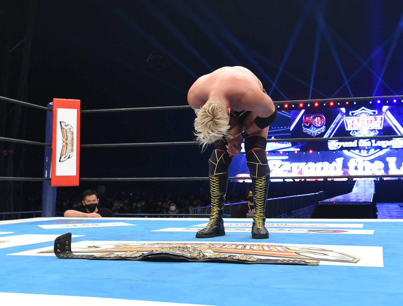 試合後、先代のIWGPベルトに頭を下げるオカダ・カズチカ（C）新日本プロレス