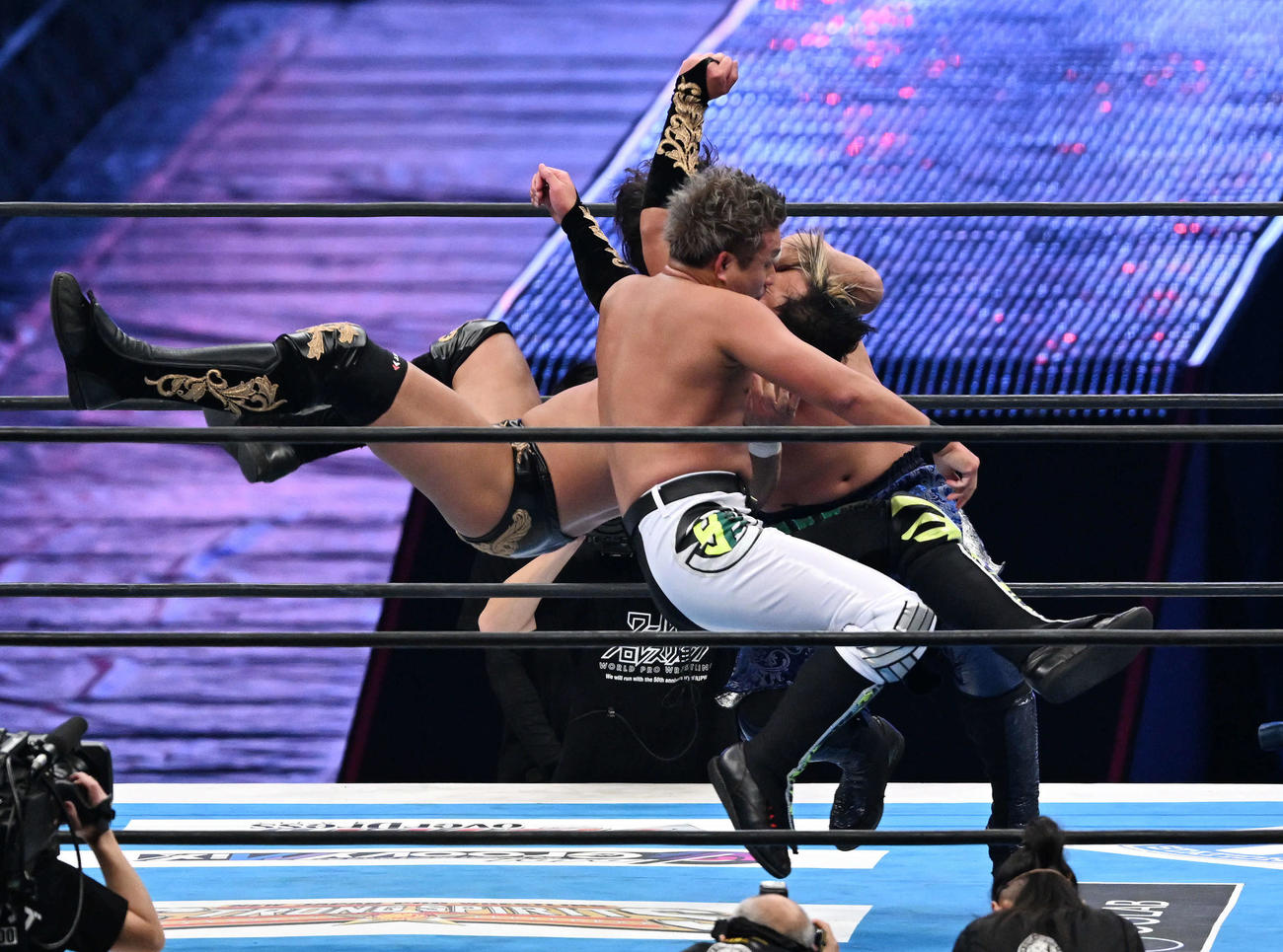 タイチ（中央）を攻めるYOSHI－HASHI（手前）と後藤（撮影・滝沢徹郎）