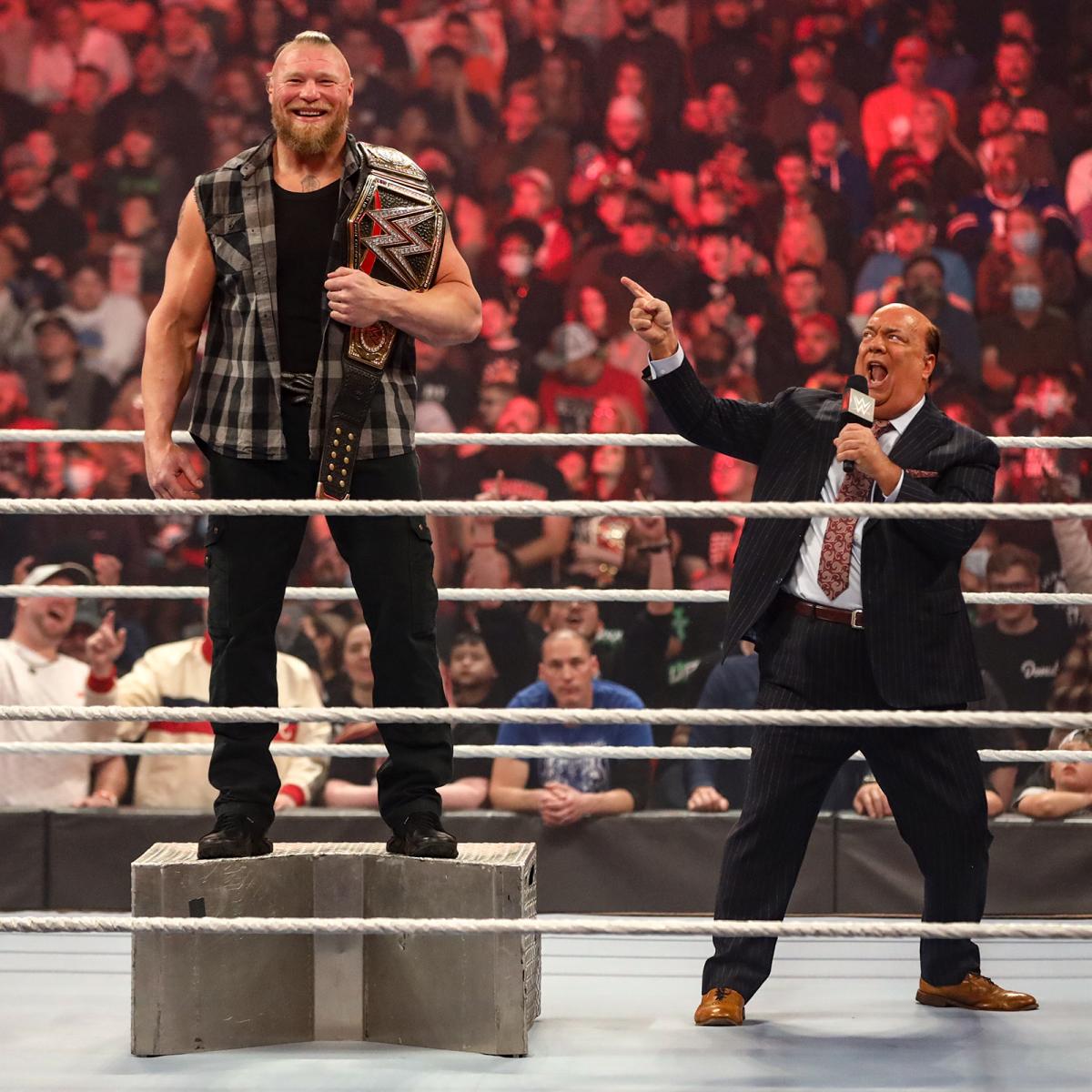 コンビを再結成した代理人ヘイマン（右）のコールで入場したWWEヘビー級王者レスナー（C）2022 WWE, Inc. All Rights Reserved.