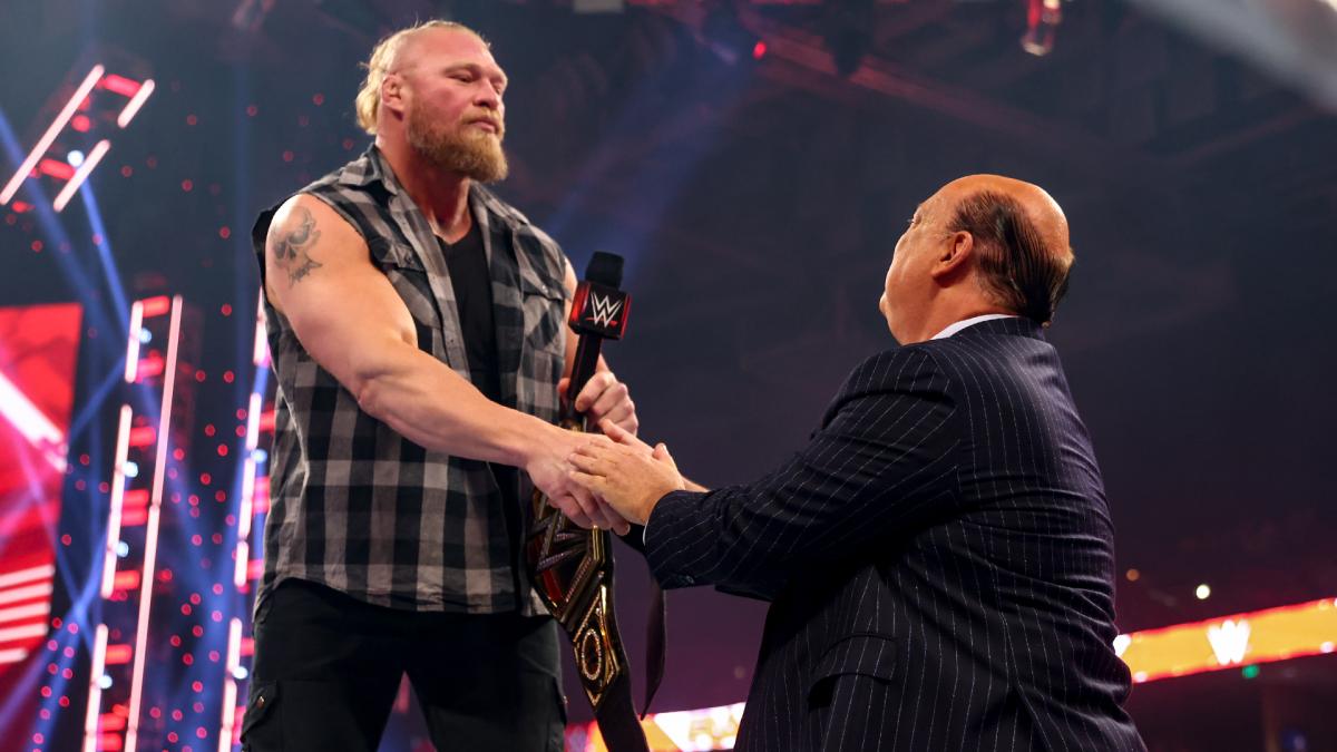 コンビを再結成した代理人ヘイマン（右）と握手を交わしたWWEヘビー級王者レスナー（C）2022 WWE, Inc. All Rights Reserved.
