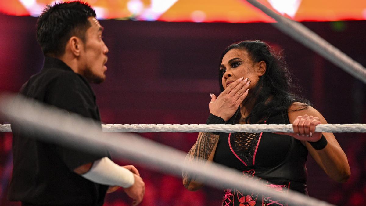 巨漢女子タミーナ（右）ににらまれる戸沢（C）2022 WWE, Inc. All Rights Reserved.