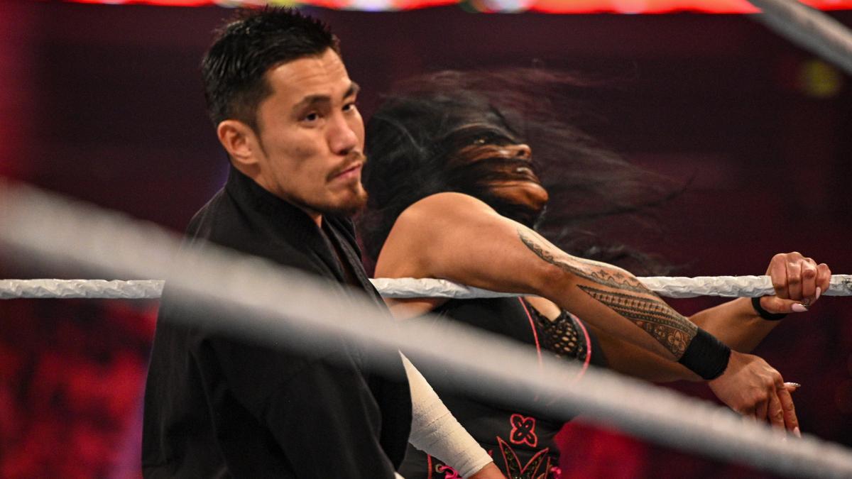 巨漢女子タミーナ（右）の強烈ビンタを浴びた戸沢（C）2022 WWE, Inc. All Rights Reserved.