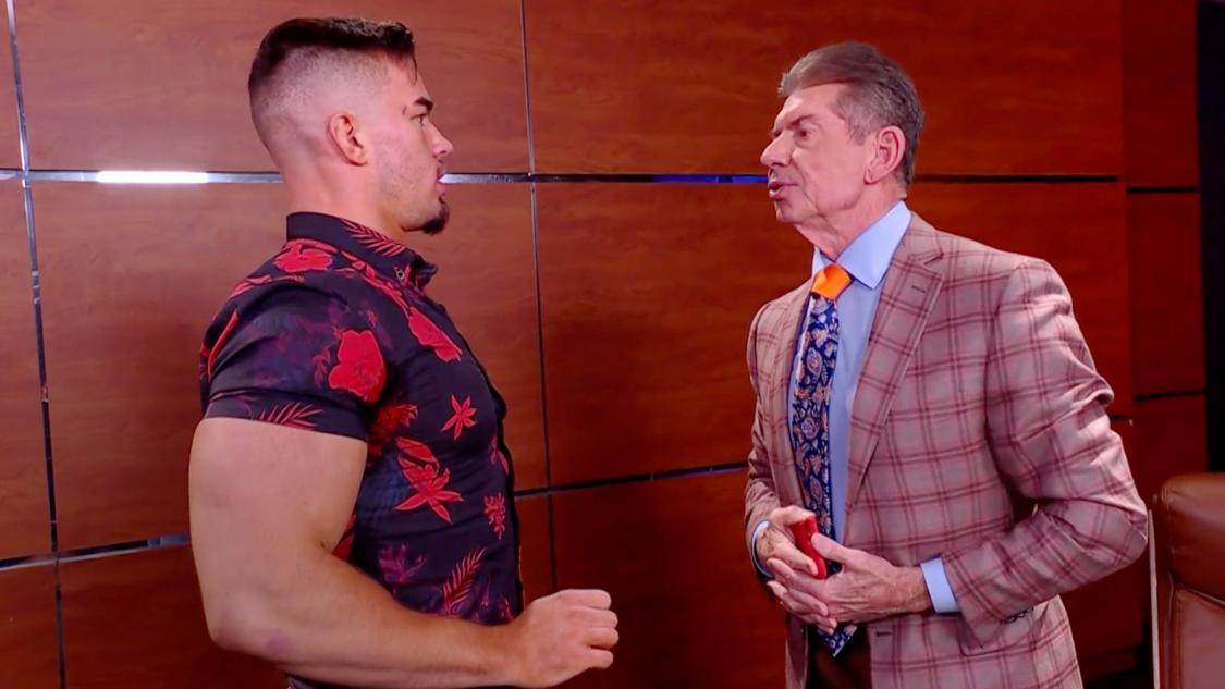 WWEマクマホン会長（右）から男子ロイヤルランブル戦出場を発表され、驚くセオリー（Ｃ）2022 WWE, Inc. All Rights Reserved.
