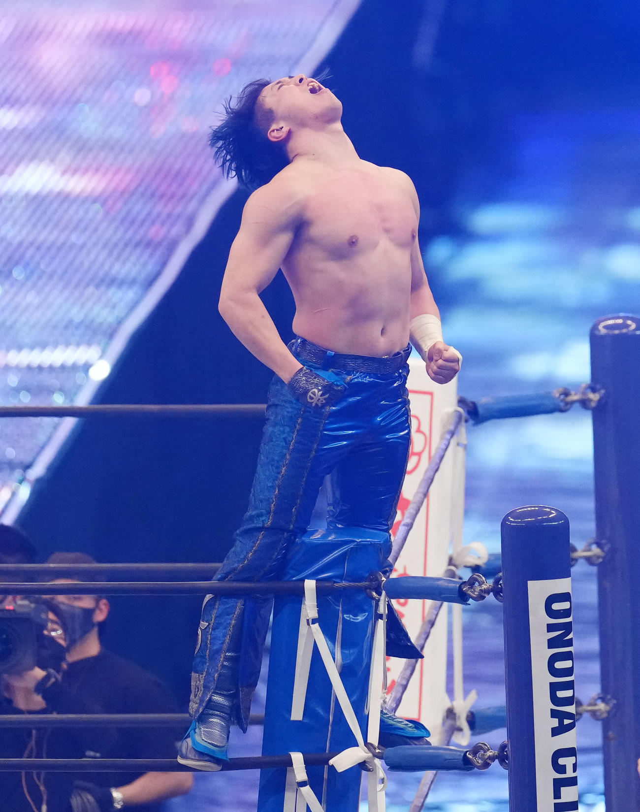 勝利し雄たけびを上げるマスター・ワト（撮影・横山健太）
