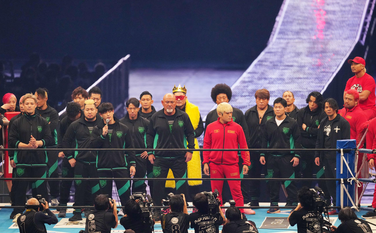 リングに登場したプロレスリング・ノアの選手たち（撮影・横山健太）