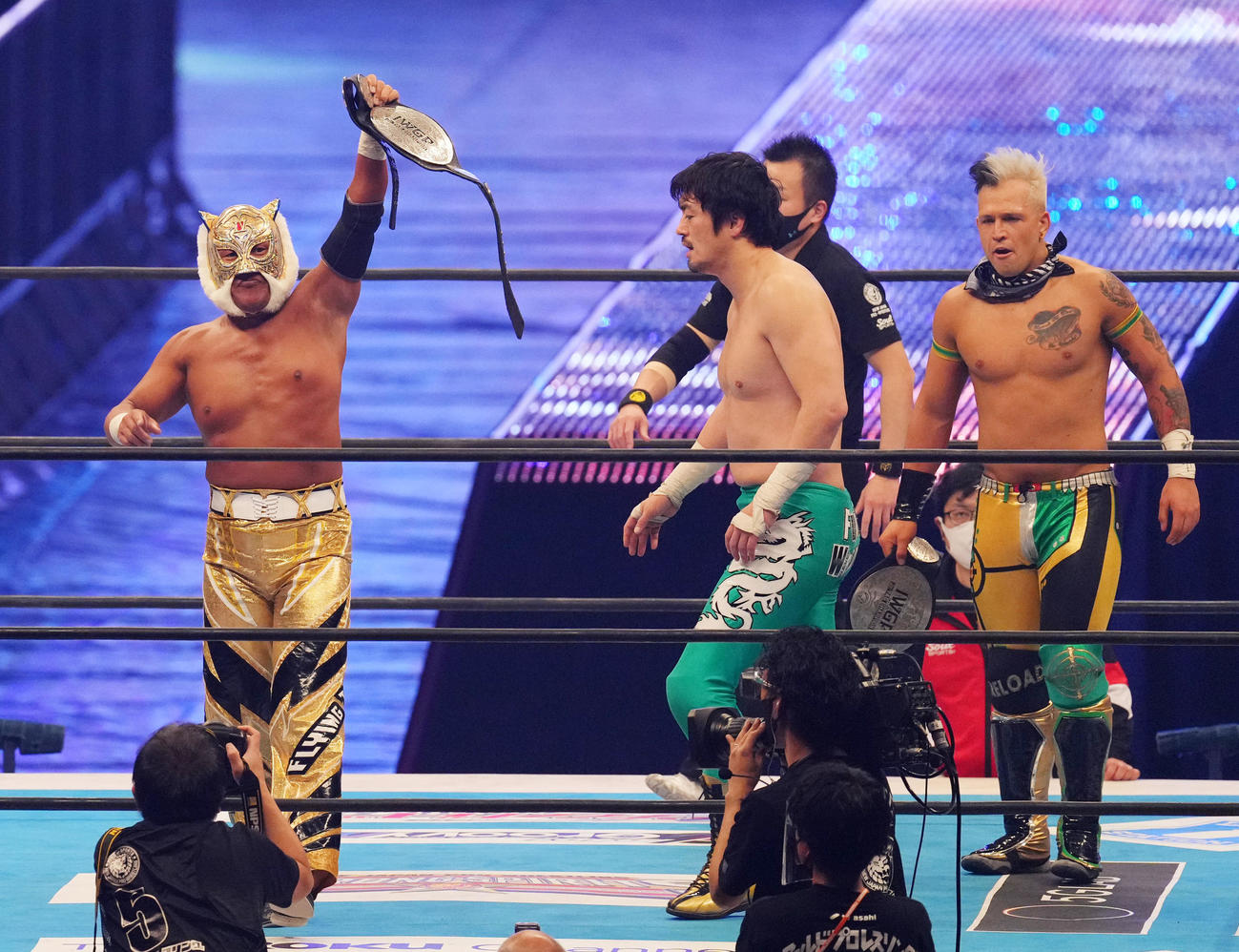 3WAYマッチに勝利したタイガーマスク（左）とロビー・イーグルス（右）（撮影・横山健太）