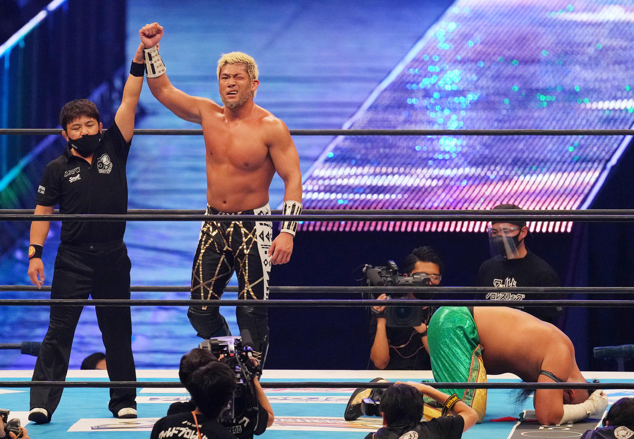 O－カーン（右）に勝利し拳を突き上げるSANADA（撮影・横山健太）