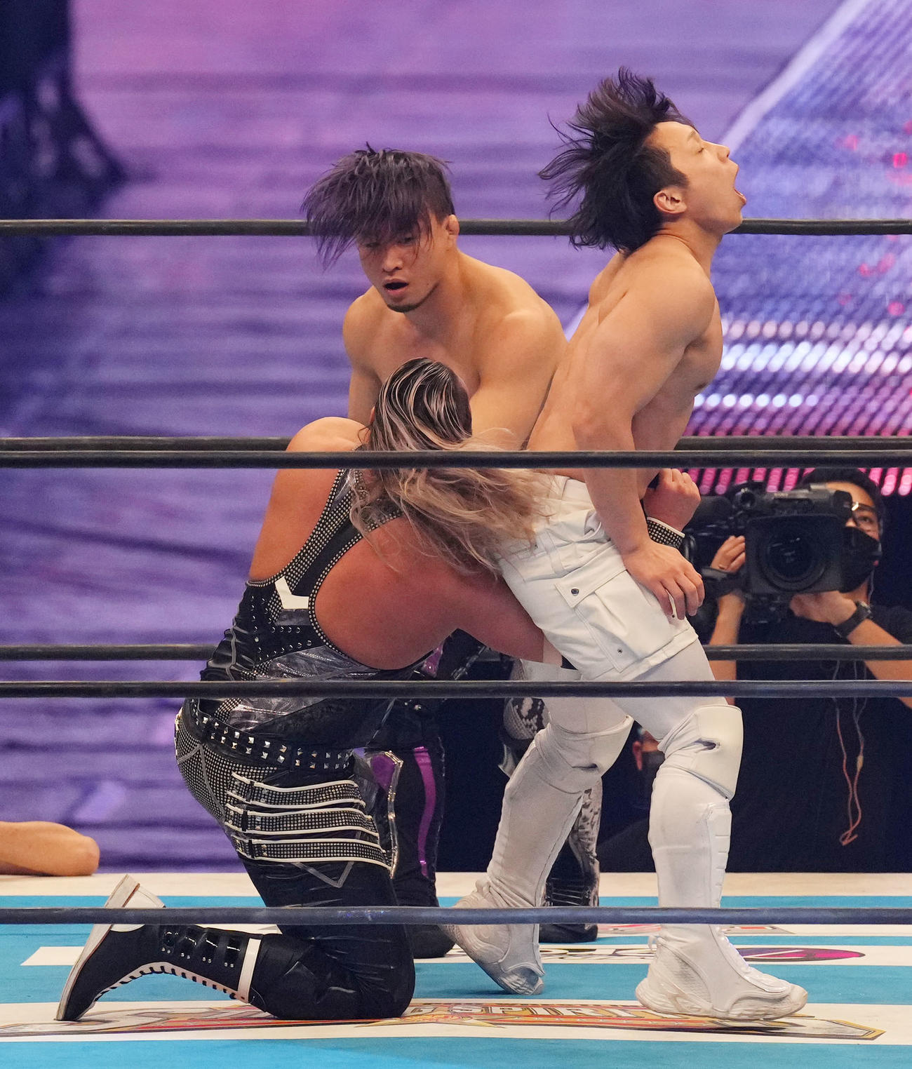 YOH（右）に急所攻撃をするEVIL（左）（撮影・横山健太）